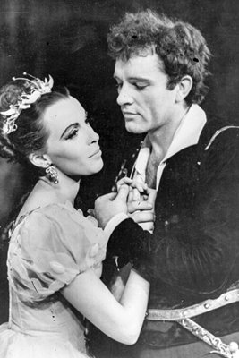 Claire Bloom and Richard Burton in Hamlet 1953