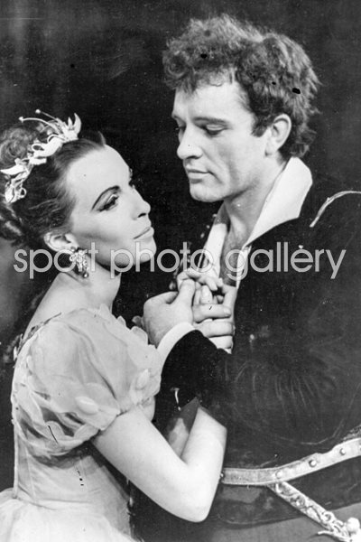 Claire Bloom and Richard Burton in Hamlet 1953