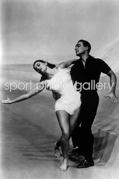 Gene And Cyd 'Singin' In The Rain' Musical