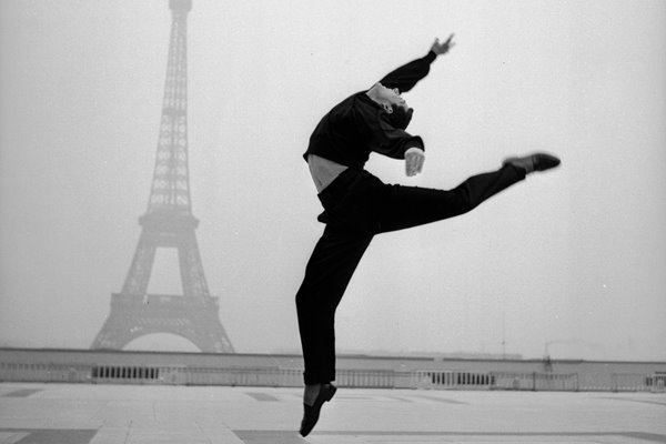 Dancing in Paris Eiffel Tower