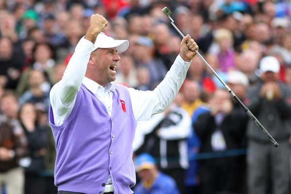 Stewart Cink celebrates Monster Putt on 17