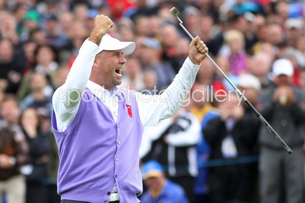 Stewart Cink celebrates Monster Putt on 17