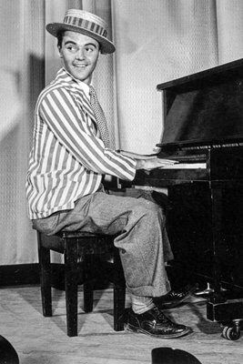 Lemmon Plays Piano