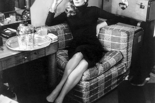 Anita Ekberg in a London cafe