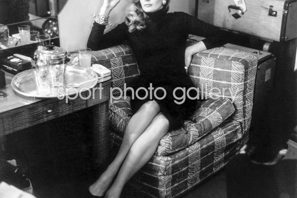 Anita Ekberg in a London cafe