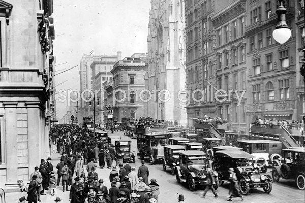 New York Crowds, 1920s