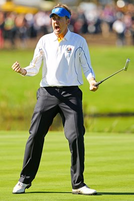 Ian Poulter celebrates v Matt Kuchar