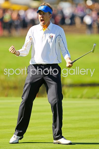 Ian Poulter celebrates v Matt Kuchar