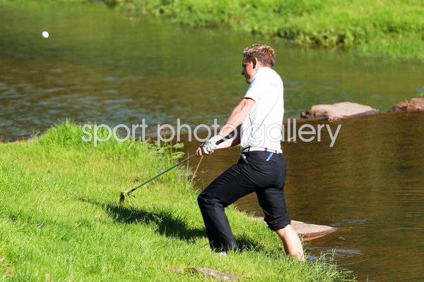 Luke Donald escapes on 15th v Furyk