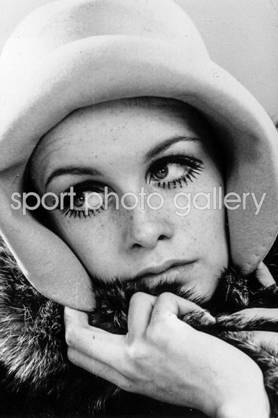 Twiggy models felt cloche hat