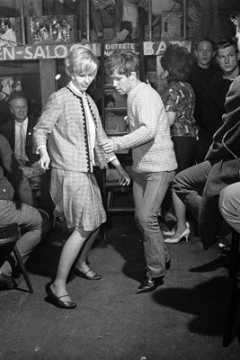 Grooving teenagers 1962