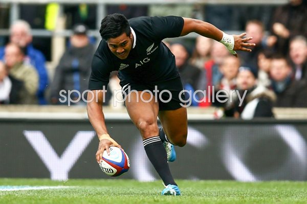 Julian Savea New Zealand scores v England Twickenham 2013