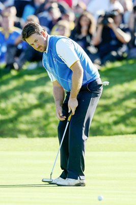 Graeme McDowell holes vital putt on 16