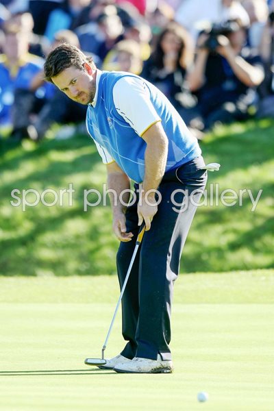 Graeme McDowell holes vital putt on 16