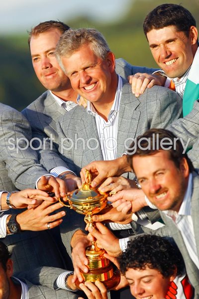 Monty and players celebrate with trophy