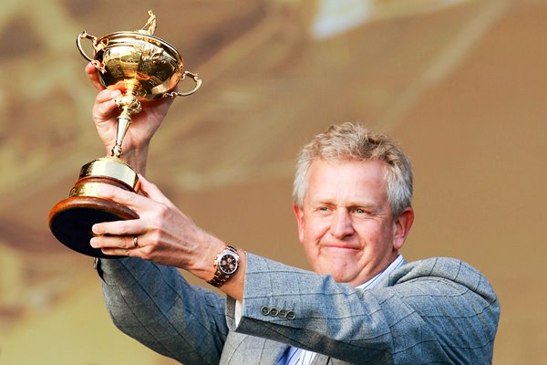 Monty raises trophy at Closing Ceremony
