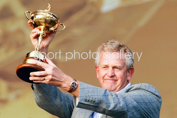 Monty raises trophy at Closing Ceremony
