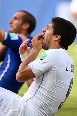 Suarez bites Chiellini 2014 World Cup