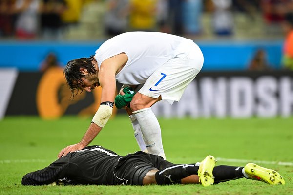 Samaras consoles Boubacar Barry 2014 World Cup