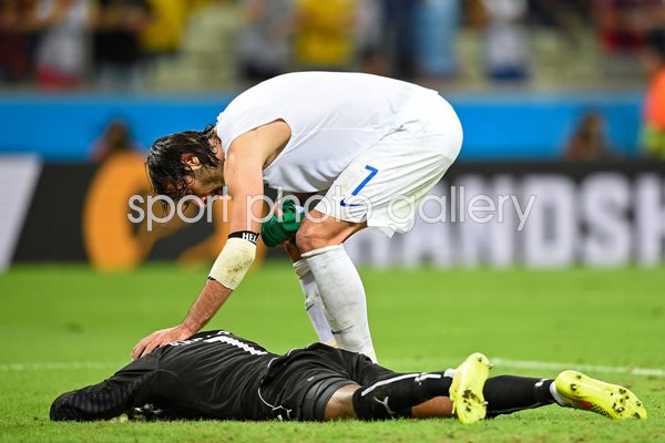 Samaras consoles Boubacar Barry 2014 World Cup
