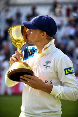  Joe Root Celebrates With Trophy