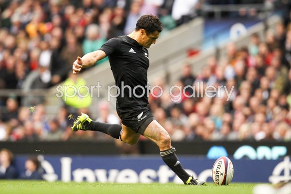 Daniel Carter of New Zealand kicks the conversion