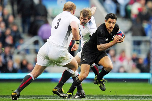 Daniel Carter of New Zealand makes a break