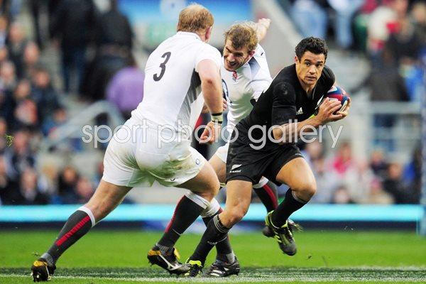 Daniel Carter of New Zealand makes a break