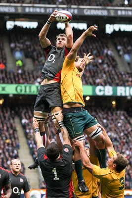 Tom Croft beats Ricky Elsom in the lineout