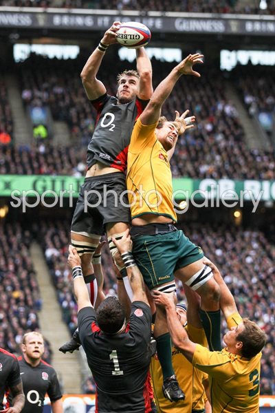 Tom Croft beats Ricky Elsom in the lineout