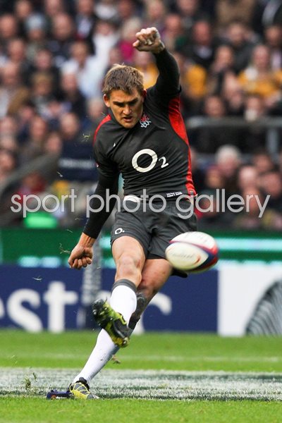 Toby Flood kicks penalty v Australia