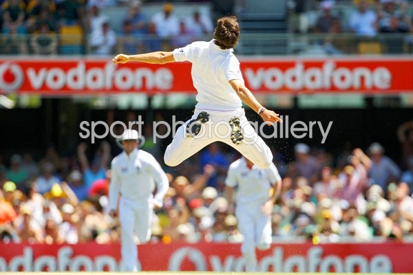 Steven Finn celebrates - Brisbane - 2010 Ashes