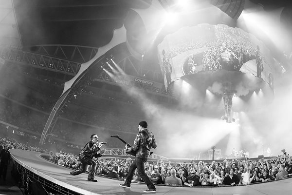 U2 and perform In Melbourne