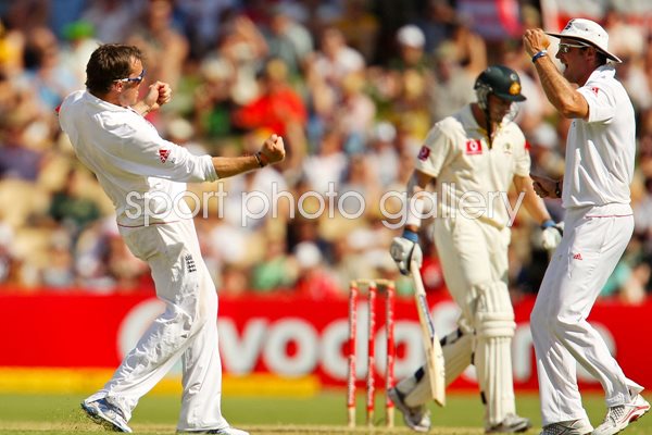 Graeme Swann celebrates Hussey wicket - 2nd Test - 2010 Ashes