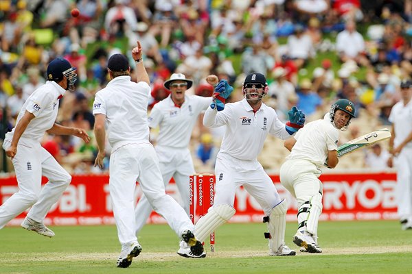 Collingwood catches Ponting off Swann - 2010 Ashes