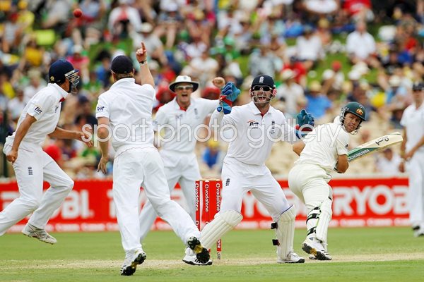 Collingwood catches Ponting off Swann - 2010 Ashes