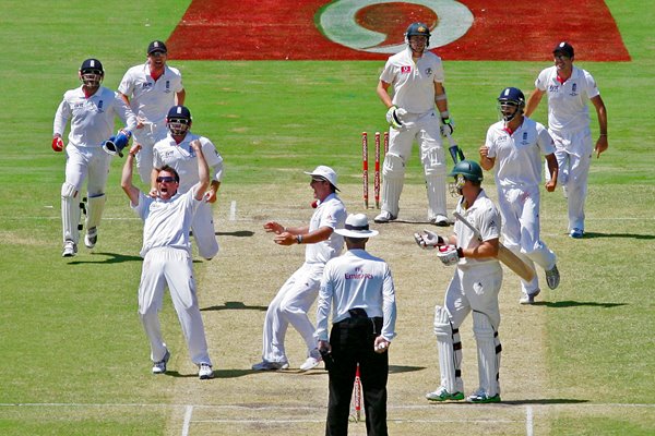 Graeme Swann seals Adelaide win - 2010 Ashes 