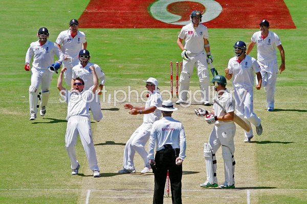 Graeme Swann seals Adelaide win - 2010 Ashes