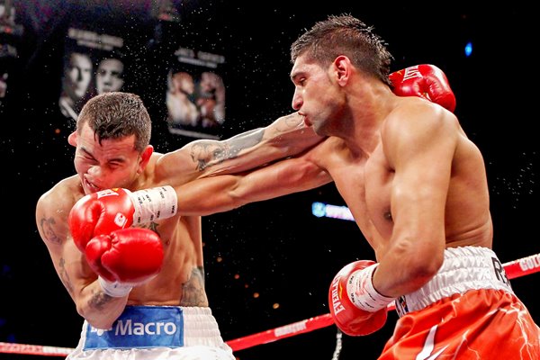 Amir Khan connects v Marcos Maidana