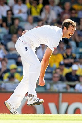 Chris Tremlett bowls in Perth - 2010 Ashes