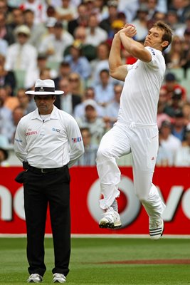 Chris Tremlett bowls 4th Test - 2010 Ashes