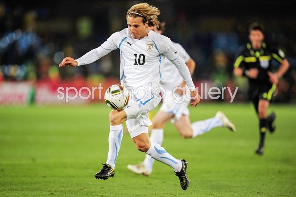 Diego Forlan stars for Uruguay v South Africa 