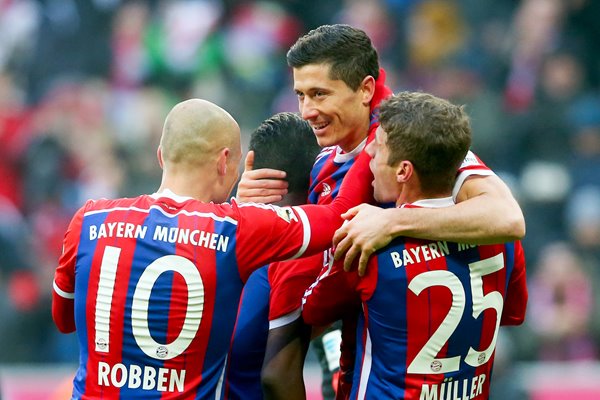 Lewandowski celebrates with Bayern team mates