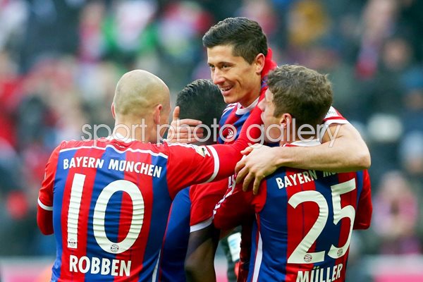 Lewandowski celebrates with Bayern team mates