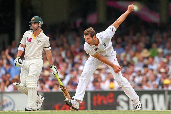 Chris Tremlett bowls 2010 Ashes - Sydney 