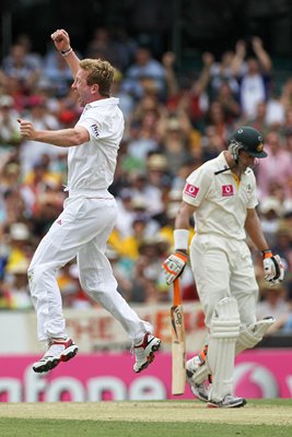 Paul Collingwood bowls Hussey - SCG - 2010 Ashes