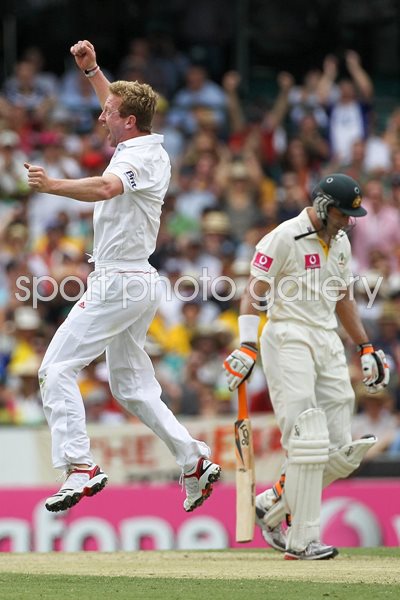 Paul Collingwood bowls Hussey - SCG - 2010 Ashes