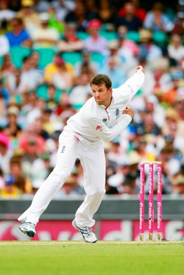 Graeme Swann bowls at the SCG - 2010 Ashes